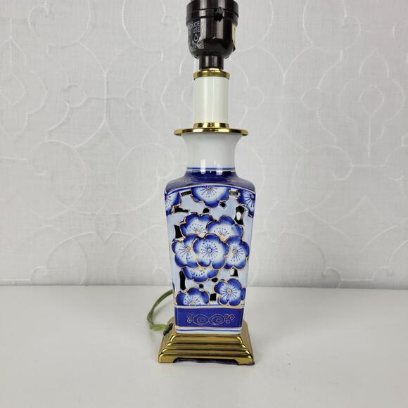 Vintage Porcelain Table Lamp Blue White Floral Scalloped Ginger Jar Brass Base - Picture 6 of 16